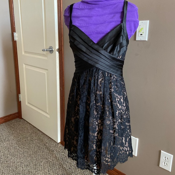 BCBG Dress size 4 - Picture 2 of 4